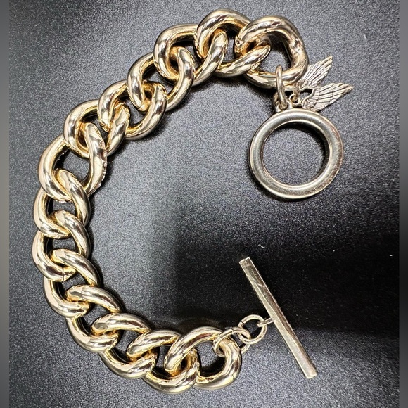 Victoria's Secret Gold Tone Chain Bracelet (Angel Wing Charm & Rhinestones Link) - Picture 5 of 9